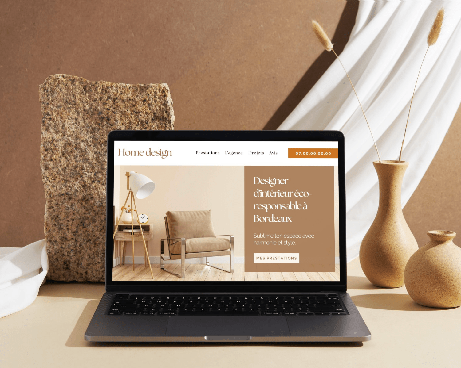 Mockup représentant un ordinateur de face sur lequel on peut voir la page d'accueil du site WordPress d'une décoratrice d'intérieur.