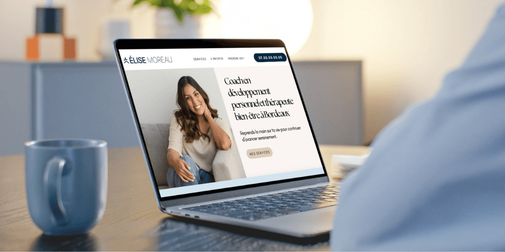 Mockup représentant un ordinateur de profil sur lequel on peut voir la page d'accueil du site WordPress d'une Thérapeute bien-être.